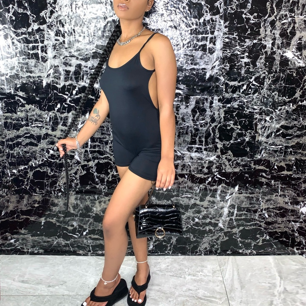 Black essential romper🖤